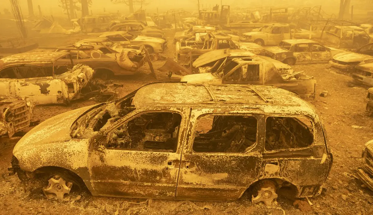 Lusinan kendaraan yang terbakar berada dalam asap tebal selama kebakaran Dixie di Greenville, California, Amerika Serikat, 6 Agustus 2021. Kebakaran besar yang melanda California tampaknya akan terus berkembang. (JOSH EDELSON/AFP)