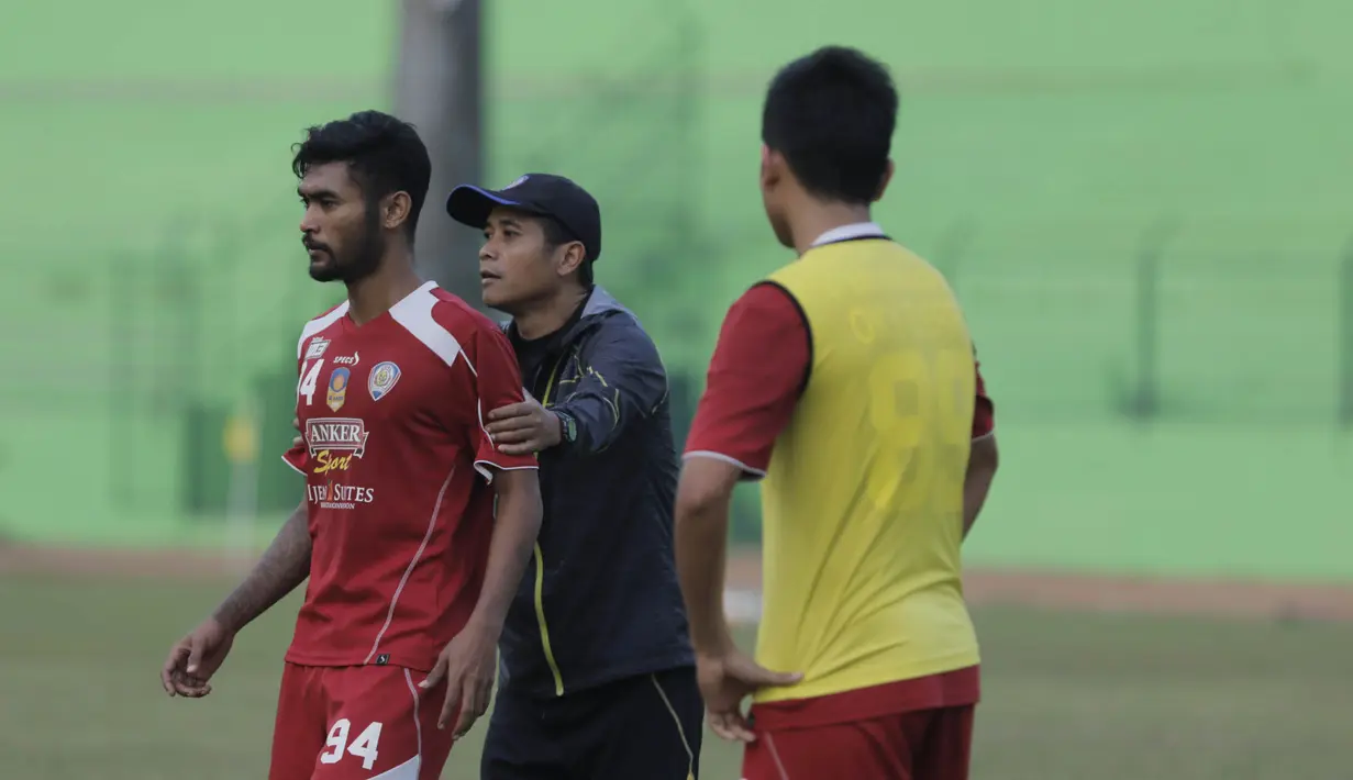 Pelatih Arema Cronus, Joko Susilo mengatur Ferry Aman Saragih saat latihan jelang leg kedua semi final Piala Presiden melawan Sriwijaya F.C di Stadion Gajayana, Malang, Rabu (7/10/2015). (Bola.com/Vitalis Yogi Trisna)