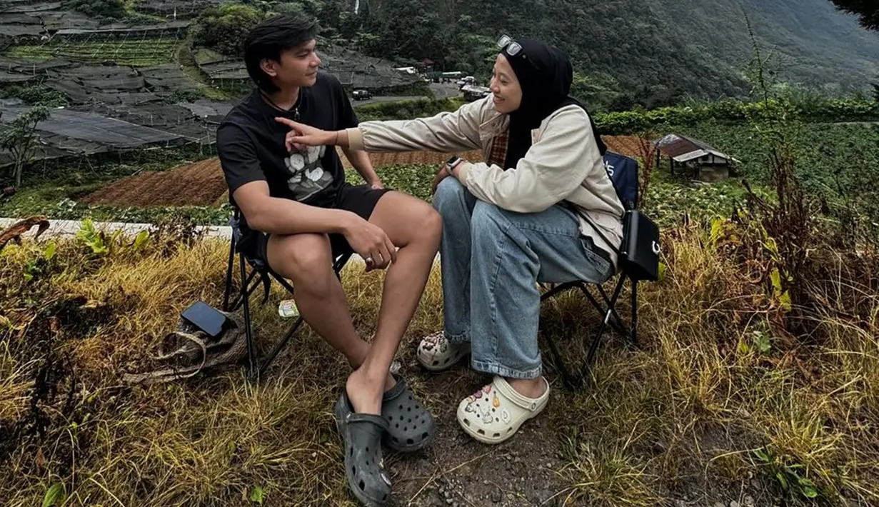 Atlet voli putri kelahiran Jember pada 20 September 1999 itu mengungkapkan rasa senang bisa keliling di berbagai tempat di Indonesia meski lelah. Khususnya saat menikmati liburan bareng sang kekasih. Pasangan kekasih yang sama-sama atlet ini berpose romantis dengan latar belakang pemandangan lereng gunung. (Liputan6.com/IG/@megawatihangestrip)