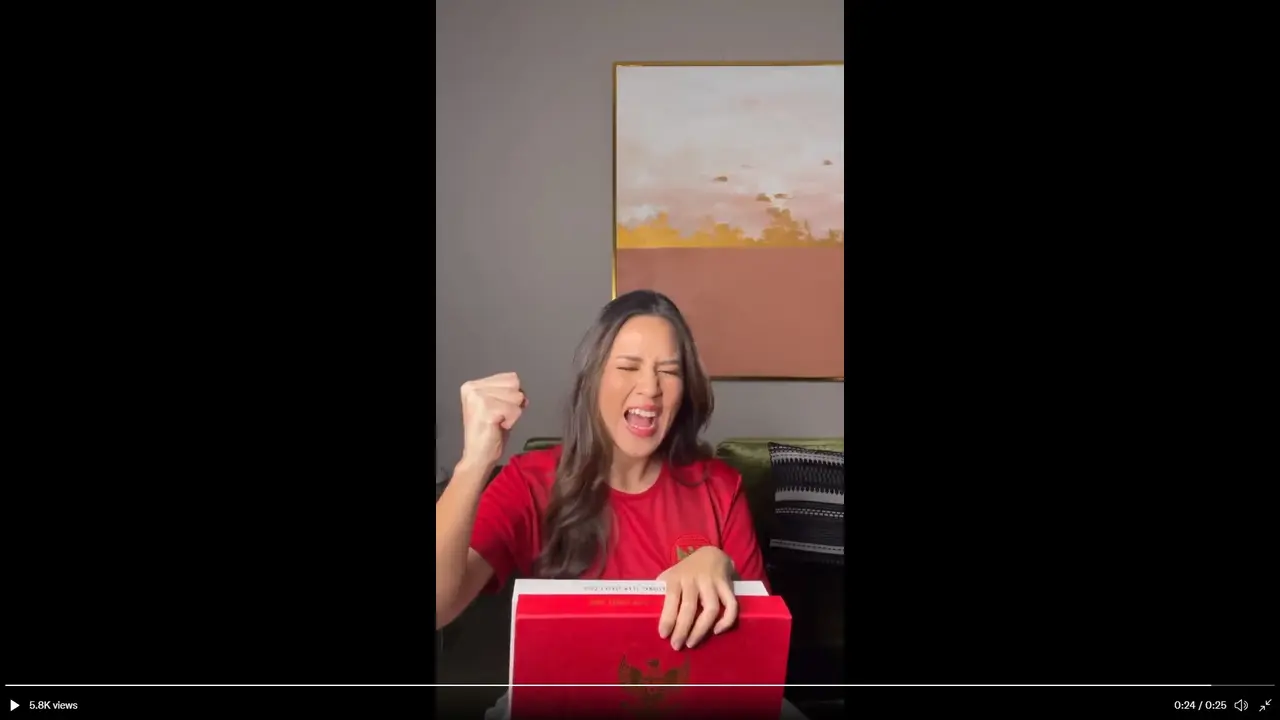 Raisa Andriana pakai jersey Timnas Indonesia di Piala AFF 2020.