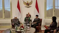 Presiden Joko Widodo atau Jokowi menerima kunjungan Grand Syekh Al-Azhar, Imam Akbar Ahmed Al Tayeb di Istana Merdeka, Jakarta, Selasa (9/7/2024).(Liputan6.com/ Lizsa Egeham)