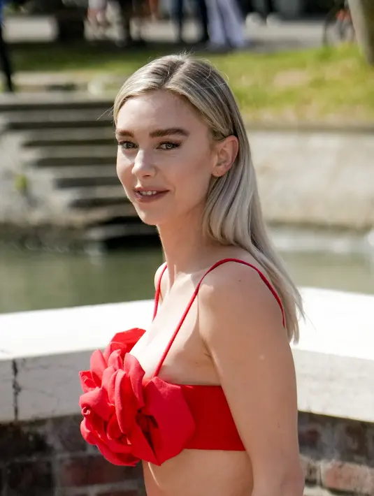 Vanessa Kirby saat tiba untuk konferensi pers film 'The Son' selama Venice Film Festival 2022 ke-79 di Venesia, Italia, Rabu, 7 September 2022. Ia Menata rambut pirangnya menjadi gaya poker-straight yang ramping. (AP Photo/Domenico Stinellis)