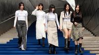Anggota grup K-Pop Korea Selatan NewJeans menghadiri Seoul Fashion Week di Dongdaemun Design Plaza, Seoul, Korea Selatan, Rabu (15/3/2023). NewJeans telah ditunjuk sebagai duta acara ini. (AP Photo/Ahn Young-joon)