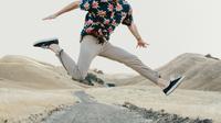 Ilustrasi celana chino pria. (Photo by Caleb Woods on Unsplash)