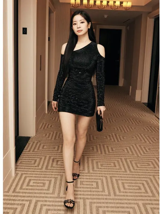 Mengenakan mini dress lengan panjang model cut out warna hitam, Dahyun Twice pun hadir menyaksikan koleksi Micheal Kors di NYFW. Ia pun memadukan dress sequin tersebut dengan heels dan cluct warna senada dengan pakaiannya. @dahhyunnee
