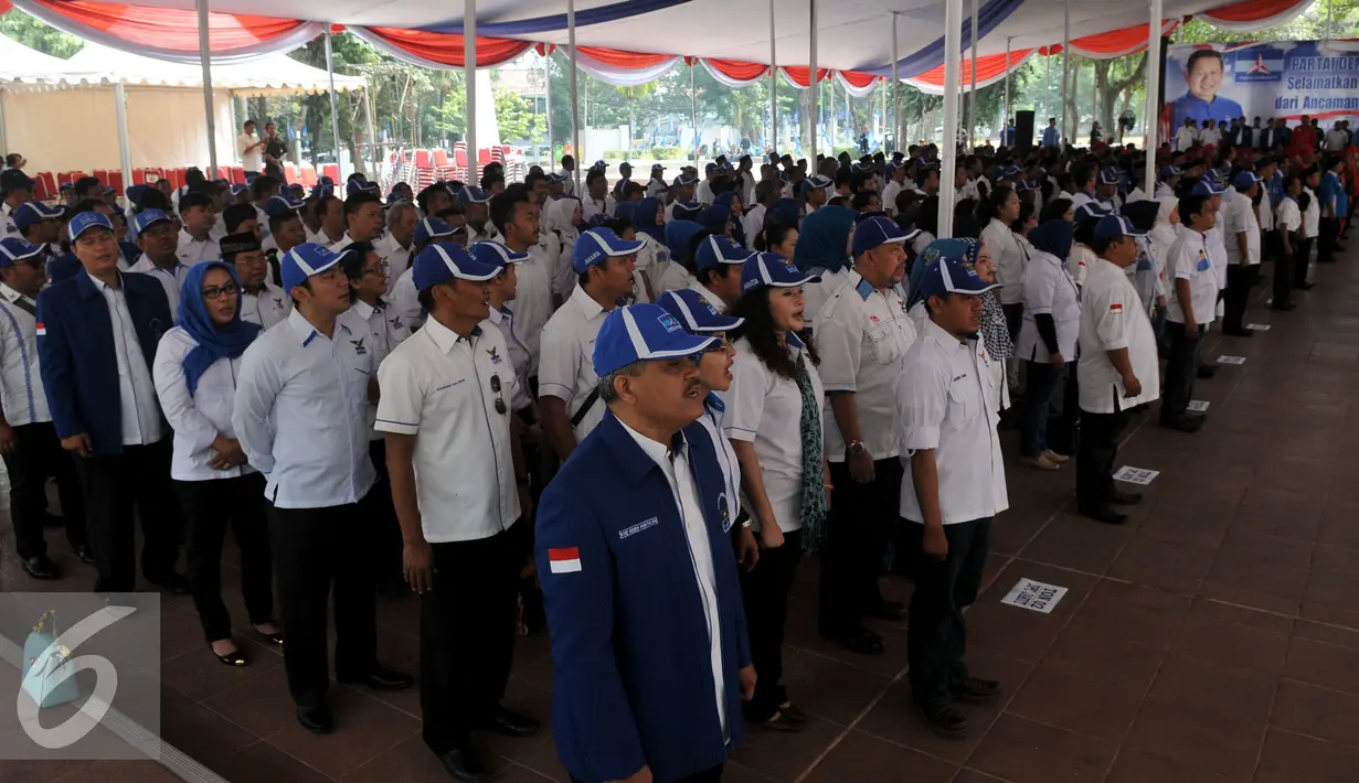 Ketua DPD Partai Demokrat, Nachrowi Ramli saat memimpin upacara Sumpah Pemuda di Tugu Proklamasi, Jakarta, Rabu (28/10). Peringatan Sumpah Pemuda mengusung tema "Selamatkan Anak Muda Indonesia dari Ancaman Bahaya Laten Narkoba". (Liputan6.com/Johan Tallo)