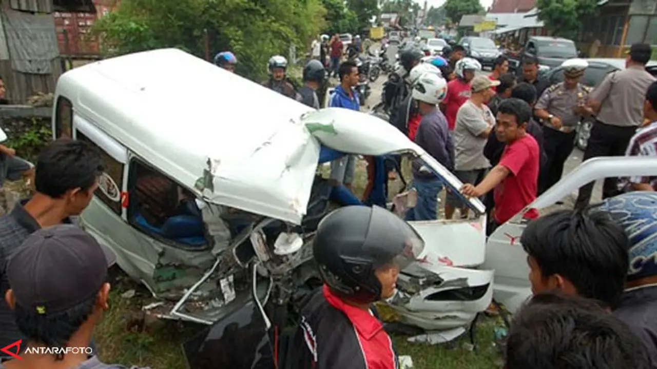 kecelakaan-angkot-140211b.jpg