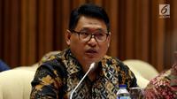 Ketua LPSK, Abdul Haris Semendawai menyampaikan keterangan saat Rapat Dengar Pendapat (RDP) dengan Pansus Hak Angket KPK di Kompleks Parlemen, Jakarta, Senin (28/8). Pansus mendalami aturan perlindungan saksi yang dilakukan KPK. (Liputan6.com/Johan Tallo)