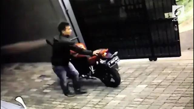 Aksi dua orang pria terekam kamera pengintai saat mencuri sepeda motor di salah satu tempat kos, di Jalan Sawo, Utan Kayu, Jakarta Timur.