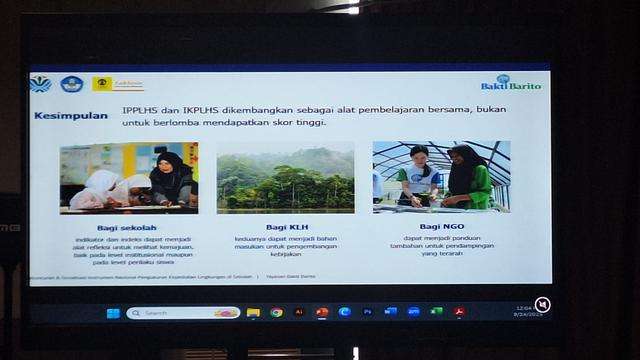 Pemaparan penilaian sekolah peduli lingkungan oleh Dian Purbasari