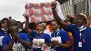 Pendukung Didier Drogba saat di lokasi pendaftaran pencalonan presiden federasi sepakbola Pantai Gading di Abidjan, Minggu (2/8/2020). Pria berusia 42 tahun itu akan bersaing dengan empat calon lainnya. (AFP/Sia Kambou)
