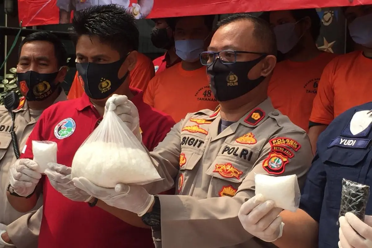 Kapolsek Kebon Jeruk, Kompol R Sigit Kumono Saat Memperlihatkan Barang Bukti Sabu.