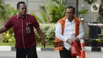 Bupati Indramayu nonaktif, Supendi tiba untuk menjalani pemeriksaan oleh penyidik di Gedung KPK, Jakarta, Kamis (16/1/2020). Supendi diperiksa sebagai tersangka terkait dugaan menerima suap terkait pengaturan proyek dilingkungan Pemerintah Kabupaten Indramayu tahun 2019. (merdeka.com/Dwi Narwoko)