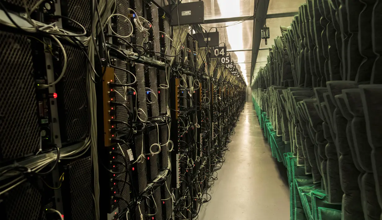 Rig pertambangan dari komputer super (kiri) dan filter udara yang berada dalam pabrik bitcoin 'Genesis Farming' di dekat Reykjavik, Islandia (16/3). (AFP Photo/Halldor Kolbeins)