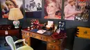 Tampak meja kerja Putri Diana yang berisi koleksi barang pribadi ketika tinggal di Istana Kensington bersama kedua putranya Pangeran William dan Pangeran Harry jelang pameran Hadiah Kerajaan di Istana Buckingham, London (20/07). (AFP PHOTO / Tolga Akmen)