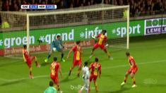 Aksi konyol striker Go Ahead Eagles, Elvis Manu, menghalau tembakan lawan dengan tangannya. This video presented by Ballball.