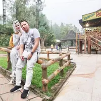 Angel Lelga mengaku ekstra sabar saat resmi menjadi istri Vicky Prasetyo. Sebagai istri, ia harus menerima kekurangan dan kelebihan suaminya. Apalagi,  Vicky yang kadang sering konyol. (Instagram/angellelga)