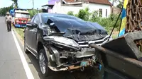 Mobil dinas pejabat Pemkot Blitar, Jawa Timur, ringsek usai ditabrak truk gula (Liputan6.com/Zainul Arifin)