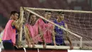 Pemain Timnas Malaysia menggotong gawang saat latihan jelang laga kualifikasi Piala Dunia di SUGBK, Jakarta, Rabu (4/9). Malaysia akan berhadapan dengan Indonesia. (Bola.com/M Iqbal Ichsan)
