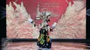Finalis Putri Indonesia dari Kalimantan Utara, Fatya Ginajarsari mengenakan busana daerahnya saat unjuk kesenian dan bakat, Jakarta, Senin (27/3). 38 finalis ini nantinya akan berkompetisi menjadi sang Putri Indonesia 2017. (Liputan6.com/Johan Tallo)