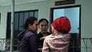 Dorce Gamalama (kanan) berbincang dengan Hengky Kawilarang (tengah) yang akan menjalani sidang lanjutan di Pengadilan Negeri Jakarta Selatan, Kamis (23/7/2015). Hengky terlibat penggelapan arisan dengan korban Jeng Ana (Liputan6.com/ Panji Diksana)