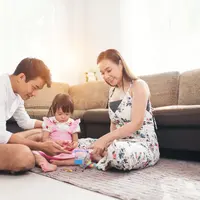 Cara mendukung anak agar belajar mandiri secara alami tanpa paksaan. (Foto: jcomp/Freepik)