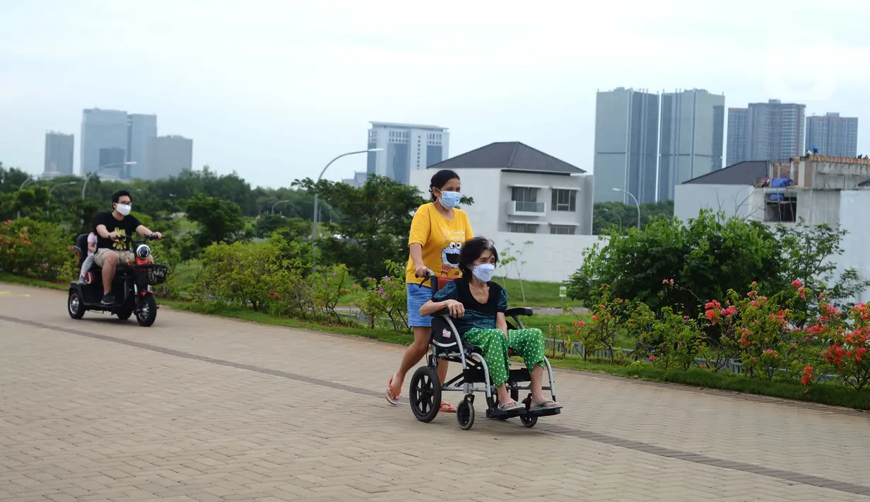Warga menikmati sore hari di Pulau Maju, Jakarta, Sabtu (26/2/2022). Sejak di resmikan oleh Gubernur DKI  Pulau Maju kini ramai di kunjungi warga Jakarta dan sekitarnya untuk sekedar berolahraga, jalan santai bersama keluarga, berlibur di akhir pekan. (merdeka.com/Imam Buhori)