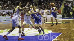 Pebasket Satria Muda, Avan Seputra, mengirim asist saat melawan Bima Perkasa pada laga IBL Regular Season 2017 di C-tra Arena Bandung, Jawa Barat, Minggu (26/2/2017). Satria Muda menang 83-44 atas Bima Perkasa. (Bola.com/Vitalis Yogi Trisna)