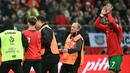 Pemain Portugal, Cristiano Ronaldo (kanan) berjalan ke luar lapangan pertandingan saat digantikan ketika laga lanjutan EUFA Nations League Polandia di National Stadium, Warsawa, Polandia, Minggu (13/10/2024) WIB. (AFP/Sergei Gapon)