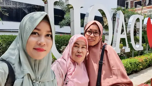 6 Potret Mama Redi, Ibunda Lesty Kejora yang Awet Muda