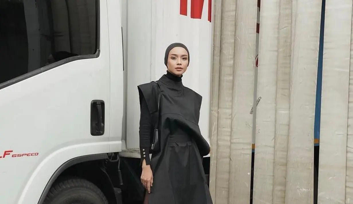 Simple tapi elegan, bisa tiru gaya fashion blogger Vira Tandia satu ini. padukan tunik warna hitam polos dengan rok plisket asimetris warna cokelat, keren! (Instagram/viratandia).