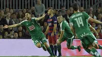Bek Barcelona, Javier Mascherano, diduga melakukan penghinaan terhadap hakim garis dalam laga kontra Eibar, Minggu (25/10/2015) (Getty Images)