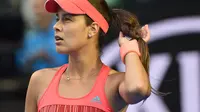 Ana Ivanovic terlihat cantik dengan membelai rambutnya, Ana tampil pada Australia Open 2016 di Melbourne Park, Australia, Kamis (23/01/2016). (AFP/Saeed Khan)