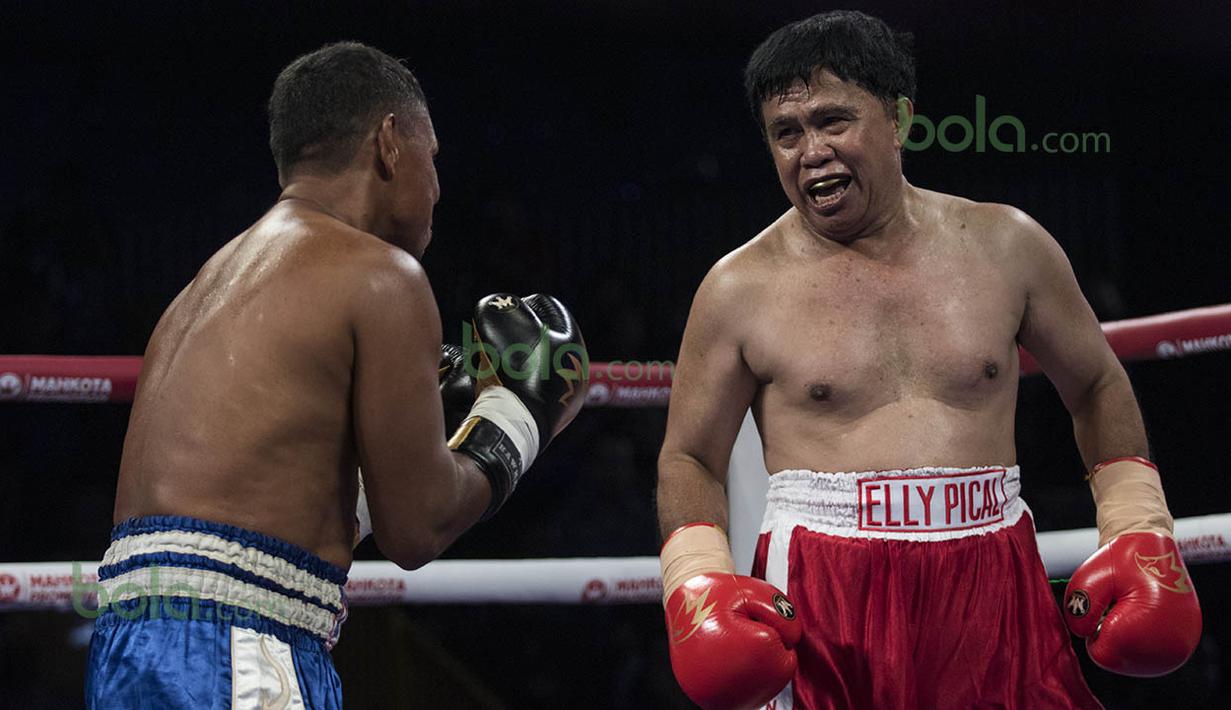 Usia keduanya yang sudah tidak muda membuat mereka tampak kelelahan meski hanya menjalani laga dua ronde. (Bola.com/Vitalis Yogi Trisna)