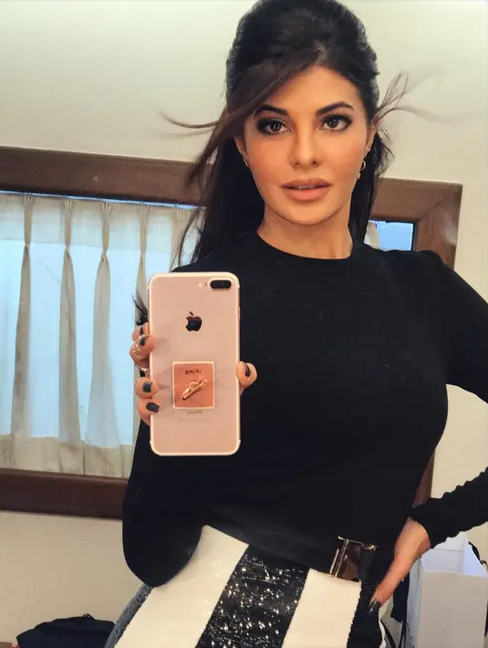 Media di India menyebut Jacqueline Fernandez sebagai artis Bollywood yang paling cantik dan atraktif. Wajar jika ia kerap mendapatkan tawaran endorsement. (Foto: instagram.com/jacquelinef143)