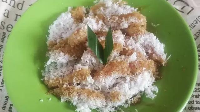 Resep kue basah cenil buah naga yang cocok jadi takjil maupun camilan Lebaran. (dok. Cookpad @Naqiyyah99)