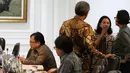 Menkeu, Sri Mulyani berbincang dengan Menteri BUMN Rini Soemarno sebelum mengikuti rapat terbatas di Kantor Presiden, Jakarta, Selasa (1/11). Rapat membahas perkembangan pembangunan proyek listrik 35.000 MW. (Liputan6.com/Faizal Fanani)