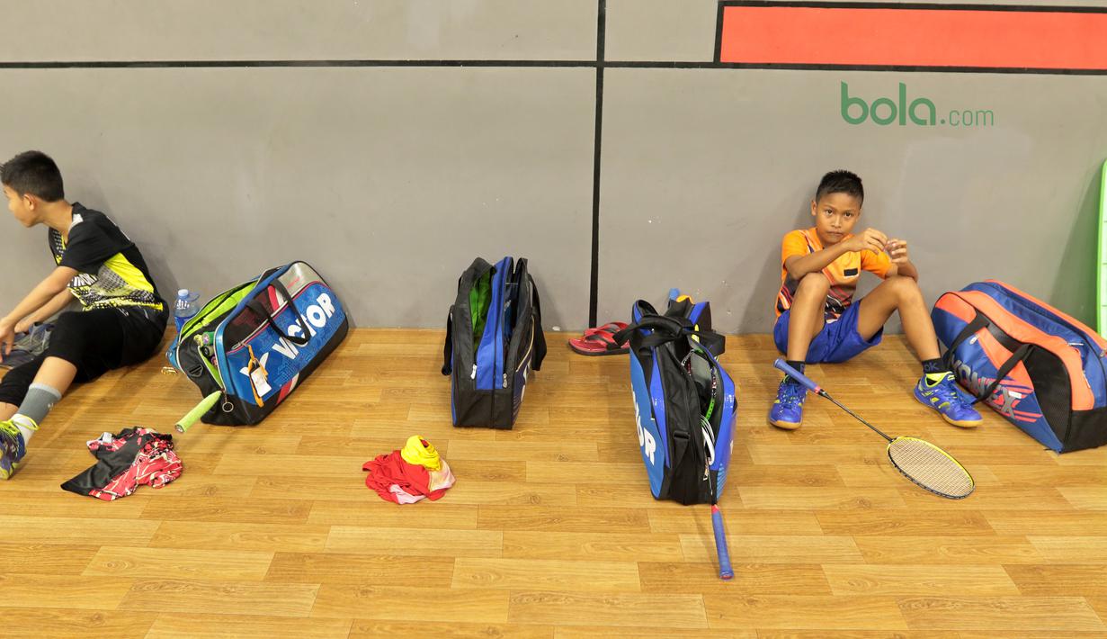 Para atlet putra PB Jaya Raya beristirahat sejenak sebelum kembali berlatih di GOR PB Jaya Raya, Pd. Sawah Indah, Sawah Lama (23/3/2018). PB Jaya Raya tengah menyiapkan diri untuk kejuaraan Junior Grand Prix 3-8 April 2018. (Bola.com/Nick Hanoatubun)