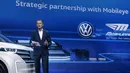 Petinggi Volkswagen, Herbert Diess saat berpidato pada acara CES 2016  Las Vegas, Nevada, (5/1/2016). Ia Berbicara tentang kemitraan dengan Mobileye tentang pengembang berbasis teknologi canggih sistem bantuan driver ( ADAS ). (REUTERS / Steve Marcus)