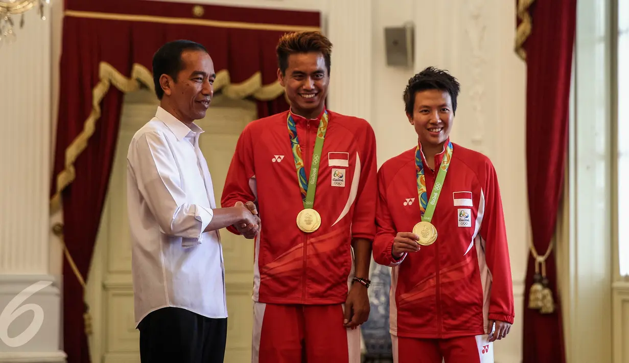 Presiden Jokowi menyalami pasangan ganda campuran Tontowi Ahmad/Liliyana Natsir yang meraih medali emas saat menerima Kontingen Indonesia untuk Olimpiade Rio De Janeiro Brasil 2016, di Istana Merdeka, Jakarta, Rabu (24/8). (Liputan6.com/Faizal Fanani)