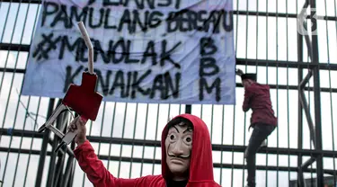 Mahasiswa melakukan aksi teatrikal saat menggelar aksi di depan Gedung DPR, Jakarta, Selasa (6/9/2022). Dalam aksi tersebut mahasiswa menolak keputusan pemerintah menaikkan harga bahan bakar minyak (BBM) bersubsidi dan meminta pemerintah untuk meninjau ulang keputusan tersebut. (Liputan6.com/Faizal Fanani)