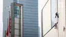 Pekerja membersihkan gedung di kawasan Thamrin, Jakarta, Rabu (21/10/2020). Berdasarkan data BPJamsostek, angka klaim kecelakaan kerja pada semester I 2020 dari Januari sampai Juni 2020 meningkat 128 persen atau naik dari sebelumnya 85.109 kasus menjadi 108.573 kasus. (Liputan6.com/Faizal Fanani)