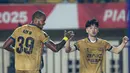 Pemain Dewa United, Taisei Marukawa dan Alex Martins, merayakan gol ke gawang Indonesia All-Star dalam perebutan tempat ketiga Piala Presiden 2025 di Stadion Si Jalak Harupat, Kabupaten Bandung, pada Sabtu (12/7/2025) malam WIB. (Bola.com/Bagas Lazuardi)</p>
