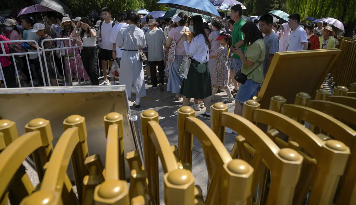 Otoritas kesehatan mengatakan seorang pemandu wisata pingsan dan meninggal akibat sengatan panas pada hari Minggu ketika sedang memberikan tur di Istana Musim Panas - sebuah taman kekaisaran yang luas dari abad ke-18. (AP Photo/Andy Wong)