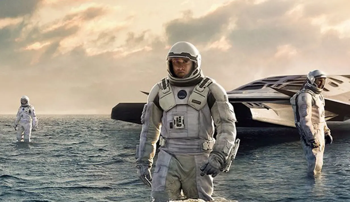 Interstellar (2014) boleh disebut sebagai film tentang ayah. Pasalnya, Interstellar menangkap hubungan Cooper (Matthew McConaughey) dengan anak-anaknya, Tom dan Murph. Bagaimana pun kondisi daerahnya, ia dengan setia menjaga anak-anaknya (Istimewa)