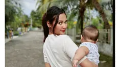 Indah Permatasari menikmati momen liburan keluarga ke Wakatobi. Indah jalan-jalan ke Wakatobi dalam rangka sekalian ke kampung halaman suami, Arie Kriting di Baubau. Di sana, Indah menikmati suasana Wakatobi dengan menggendong sang buah hati. (Liputan6.com/IG/indahpermatas)