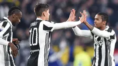 Pemain Juventus, Douglas Costa bersama rekan setim merayakan golnya ke gawang klub sekota mereka, Torino dalam lanjutan Coppa Italia di Stadion Allianz, Rabu (3/1). Juventus menang dengan skor akhir 2-0 atas lawannya. (Andrea Di Marco/ANSA via AP)