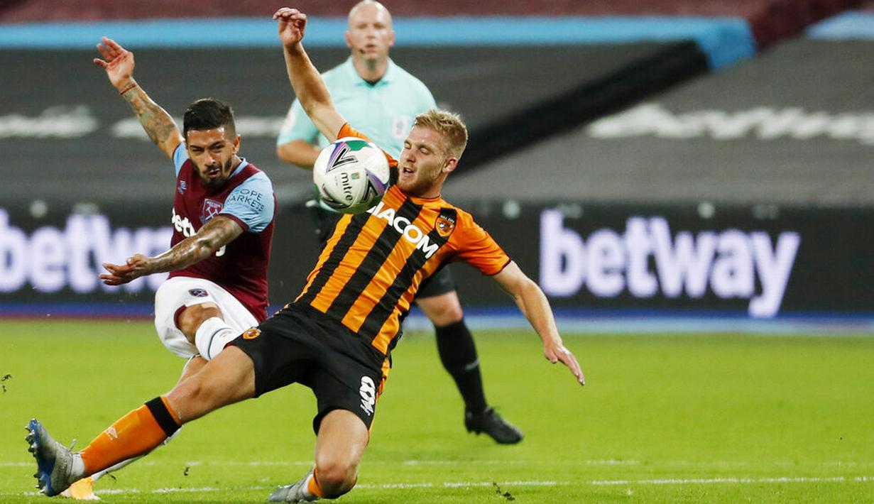 Pemain West Ham United, Manuel Lanzini, melepaskan tendangan saat melawan Hull City pada laga Piala Liga Inggris di Stadion London, Rabu (23/9/2020). West Ham menang dengan skor 5-1. (AP/Alastair Grant, Pool)