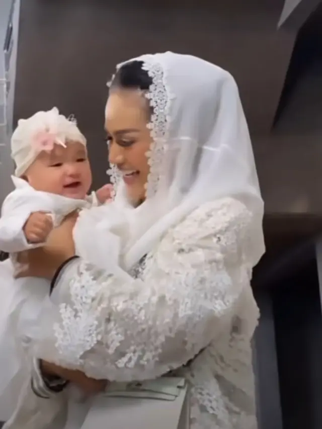 Potret Pelepasan Haji Aurel Hermansyah dan Atta Halilintar. [@attahalilintar]