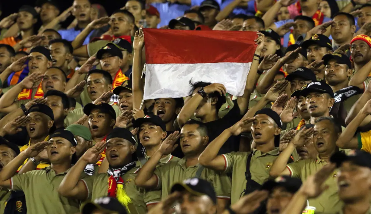 Aksi suporter PS TNI saat Persija melawan PS TNI pada lanjutan Grup D Piala Jenderal Sudirman 2015 di Stadion Manahan, Solo, Selasa (15/12/2015). Persija menang 1-0 atas PS TNI. (Bola.com/Nicklas Hanoatubun)